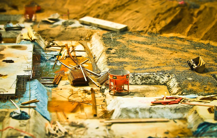 focalitzar la fotografia, lloc de construcció, miniatura, construcció, lloc, construir, treball de construcció, urbà, edifici, màquina de construcció, construcció d’habitatges, sorra, treballar, material de construcció, tecnologia, edifici nou, casa, Canvi de inclinació, enfocament selectiu, cap gent, vista d’angle alt, natura morta, a l'interior, arquitectura, paper, primer pla, creativitat, estructura construïda, naturalesa, taula, art i artesania, gran grup d'objectes, elecció, desordenat, dia, material de fusta, contenidor, 4K
