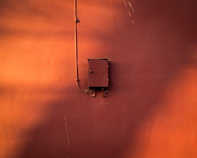 Foto, Brun, power distribution box bjerg, væg, lukket, grå, metal dør, orange, rød, skygge, lys, elektricitet, murbygningsfunktion, teknologi, forbindelse, Strømforsyning, ingen mennesker, sikringsboks, kabel, brændstof og elproduktion, indendørs, tæt på, beskadiget, metal, elektrisk udstyr, orange farve, lyskontakt, sikkerhed, kontakt, baggrunde, 4K, CC0, offentligt domæne, royaltyfrie