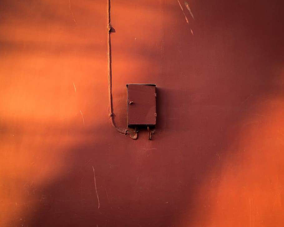 Foto, Brun, power distribution box bjerg, væg, lukket, grå, metal dør, orange, rød, skygge, lys, elektricitet, murbygningsfunktion, teknologi, forbindelse, Strømforsyning, ingen mennesker, sikringsboks, kabel, brændstof og elproduktion, indendørs, tæt på, beskadiget, metal, elektrisk udstyr, orange farve, lyskontakt, sikkerhed, kontakt, baggrunde, 4K