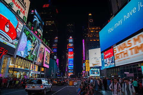 Time Square, notte, di notte, scena urbana, strada, persone, vita di città, luce al neon, tabellone, segno commerciale, times square - manhattan, città, folla, illuminato, Asia, New York City, manhattan - new york city, Giappone, pedone, posto famoso, vita notturna, viaggio, attività commerciale, destinazioni di viaggio, distretto del centro, broadway - manhattan, esterno dell'edificio, multicolore, architettura, mezzi di trasporto, modo di trasporto, struttura costruita, via della città, annuncio pubblicitario, auto, grande gruppo di persone, comunicazione, cartello, gruppo di persone, testo, neon, edificio per uffici esterno, all'aperto, grattacielo, 5K, CC0, dominio pubblico, privo di copyright