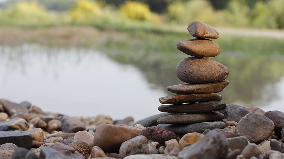 person, viser, Brun, sten balance, klipper, balance, sten-, zen, stak, naturlig, vand, berolige, spa, stabilitet, buddhisme, fredelig, stadig, fred, afspejling, rullesten, meditation, natur, lempelse, gammel, udendørs, sten - objekt, rock-objekt, dag, klippe, solid, zen-lignende, ro, ingen mennesker, skønhed i naturen, sø, rolig scene, fokus på forgrunden, strand, 5K