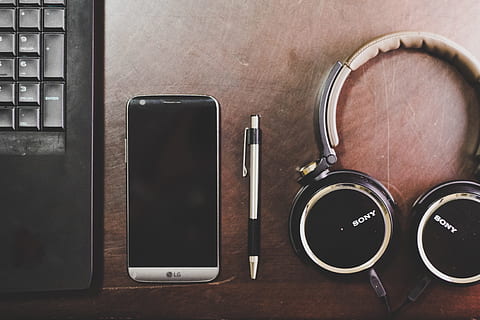 mobile, téléphone intelligent, écouteurs de musique, ordinateur portable, la musique, écouteurs, La technologie, ordinateur, portable, technologie, table, bois - matériau, équipement, stylo, café - boisson, personne, à l'intérieur, journée, fermer, Technologie sans fil, la communication, lien, dispositif d'information portable, directement au-dessus, téléphone portable, nature morte, écran de l'appareil, écran, vue grand angle, Bureau, cuir, 4K