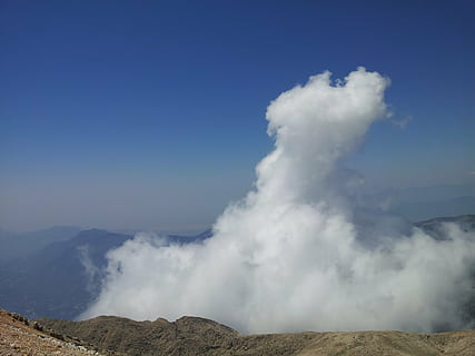 cielo, nuvole, blu, nuvole scure, atmosfera, paesaggio, montagne, vista, umore, natura, luci, panoramico, riserva naturale, nuvolosità, pista, alpino, montagna, Paesaggi, nuvola - cielo, all'aperto, bellezza nella natura, scenics - natura, ambiente, terra, geologia, geografia fisica, fumo - struttura fisica, scena non urbana, la tranquillità, giorno, nessuno, scena tranquilla, vulcano, viaggio, potere in natura, clima arido, cratere vulcanico, 2K, CC0, dominio pubblico, privo di copyright