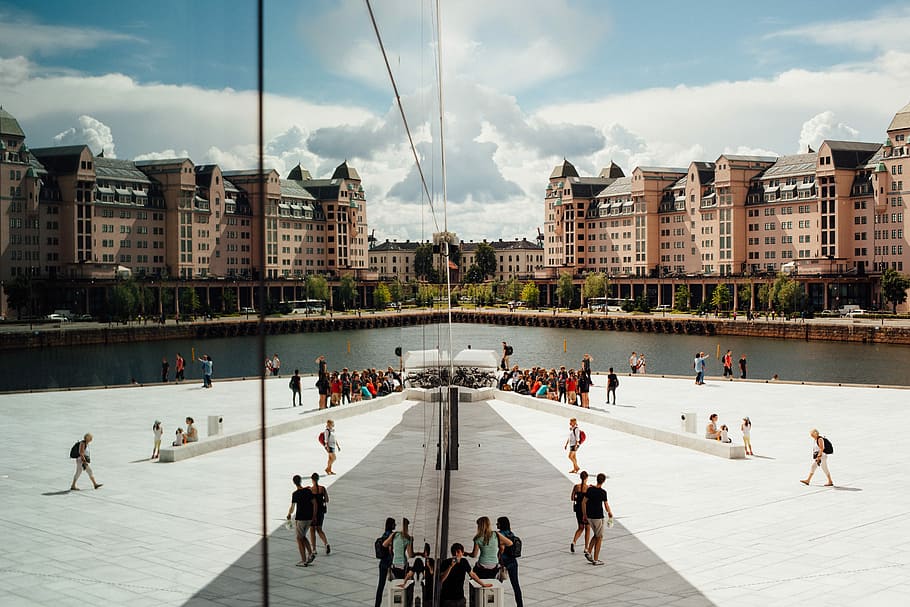 persone che si riuniscono, al di fuori, costruzione, gruppo, persone, in piedi, corpo, acqua, giorno, riflessione, architettura, symetry, Casa, lungomare, strada, Oslo, Norvegia, paesaggio urbano, plaza, centro della città, parete a specchio, specchio, folla, a piedi, gruppo di persone, grande gruppo di persone, esterno dell'edificio, nuvola - cielo, struttura costruita, cielo, persone reali, uomini, città, natura, donne, adulto, attività di svago, stili di vita, destinazioni di viaggio, all'aperto, 5K