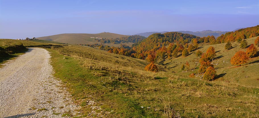 excursió, arbres, tardor, ruta, muntanya, el camí europeu, e5, lessinia, Itàlia, medi ambient, paisatge, cel, escenics - natura, naturalesa, terra, bellesa a la natura, planta, cap gent, destinacions de viatge, viatjar, escena no urbana, escena tranquil·la, tranquil·litat, semiàrid, carretera, aigua, a l'aire lliure, turisme, 5K