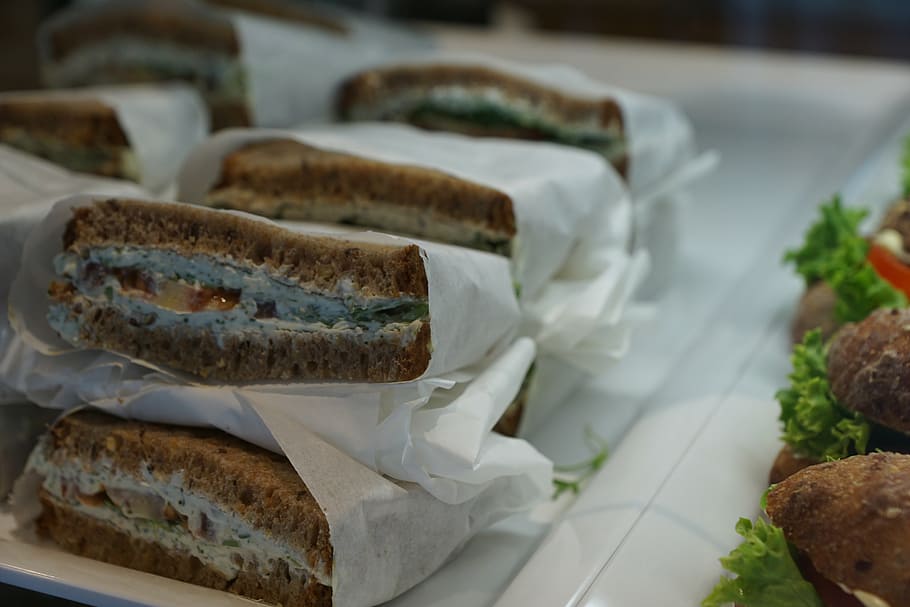pa, ocupat, menjar, berenar, entrepà, comestible, trossos, peix, fam, rodar, despertar, fleca, frescor, menjar i beguda, llest per menjar, a l'interior, cap gent, benestar, alimentació saludable, centrar-se en primer pla, primer pla, natura morta, taula, tall, indulgència, placa, al forn, vista d’angle alt, mida de la porció, temptació, pa marró, menjar francès, 5K