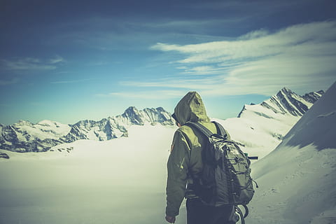 person, Brun, hættetrøje, transporterer, sort, rygsæk, Mark, dække over, sne, dagtimerne, alene, klatring, kold, vandrer, vandring, is, bjerg, bjergkæde, udendørs, trekking, vinter, scenics - natur, kold temperatur, skønhed i naturen, rigtige mennesker, himmel, fritidsaktivitet, varme tøj, sky - himmel, livsstil, stående, en person, ikke-urbane scene, tøj, rolig scene, snedækket bjerg, 4K, CC0, offentligt domæne, royaltyfrie