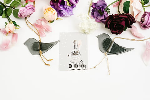 Vögel, gestylt, Hintergrund, Hase, Konzepte und Ideen, Strauß, Blume, Hochzeit, Rose, Dekoration, Feier, Romantik, pinke Farbe, Liebe, Geschenk, Hintergründe, drinnen, keine Leute, Nahansicht, Parfüm, Frische, blühende Pflanze, Pflanze, Schönheit in der Natur, Tabelle, High Angle View, Natur, Blütenblatt, Verletzlichkeit, Stillleben, weiße Farbe, Zerbrechlichkeit, Blütenkopf, Blütenstand, Blumenschmuck, 4K, CC0, gemeinfrei, lizenzfrei
