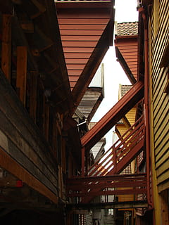 Bergen, rosso, angoli, ombre, legna, architettura, struttura costruita, esterno dell'edificio, Inquadratura dal basso, costruzione, nessuno, giorno, legno - materiale, tetto, all'aperto, Casa, quartiere residenziale, natura, modello, metallo, industria, soffitto, vecchio, connessione, colonna architettonica, architrave, 2K, CC0, dominio pubblico, privo di copyright