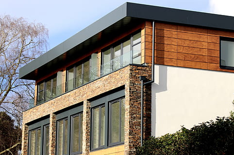architettura, costruzione, infrastruttura, struttura, istituzione, Casa, nuvole, cielo, veranda, struttura costruita, esterno dell'edificio, finestra, giorno, albero, nessuno, quartiere residenziale, natura, vetro - materiale, Inquadratura dal basso, pianta, all'aperto, moderno, legno - materiale, luce del sole, città, 5K, CC0, dominio pubblico, privo di copyright