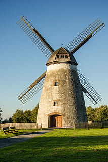 mølle, monument, vind, gammel, restaureret, beskyttet, male, vedvarende energi, vindmølle, alternativ energi, miljøbeskyttelse, vindkraft, turbine, himmel, traditionel vindmølle, miljø, bygget struktur, brændstof og elproduktion, arkitektur, Mark, bygning udvendig, jord, natur, landskab, plante, skyfri himmel, landlige scene, ingen mennesker, udendørs, 4K, CC0, offentligt domæne, royaltyfrie