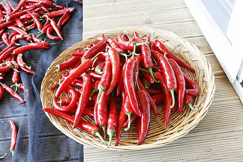 peber, grøntsag, kurv, mad, rød, krydderi, friskhed, varme - temperatur, chili peber, peber - grøntsag, organisk, paprika, tæt på, madlavning, ingrediens, mad og drikke, beholder, høj vinkel visning, rød chili peber, sund kost, ingen mennesker, velvære, stilleben, bord, direkte over, flet, 4K, CC0, offentligt domæne, royaltyfrie
