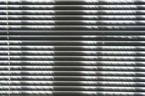 sfondo, struttura, persiane, ombra, luce, design, sfondi e trame, modello, sfondi, nessuno, finestra, fotogramma intero, avvicinamento, metallo, riflessione, ripetizione, in casa, astratto, a strisce, giorno, di fila, strutturato, protezione, trasferimento stampa, 8K, CC0, dominio pubblico, privo di copyright