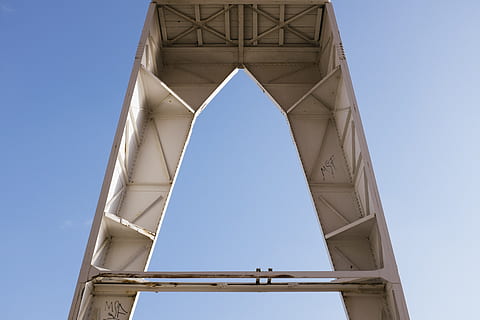 guindaste portuário, detalhe, abstrato, indústria, arquitetura, azul, estrutura construída, céu, arquitetura e edifícios, lugar famoso, torre, ponte - estrutura feita pelo homem, céu limpo, força, visão de baixo ângulo, ninguém, dia, natureza, metal, ao ar livre, exterior do edifício, conexão, transporte, forma triangular, padronizar, luz solar, ensolarado, viga, 4K, CC0, domínio público, royalty free