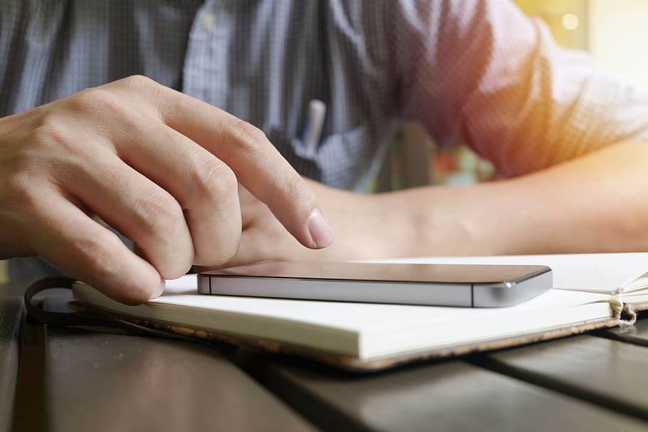 om, persoană, mâini, smartphone, conexiune, birou, Electronică, hârtie, ecran, masa, tehnologie, atingere, fără fir, umană, mână, o persoana, partea corpului uman, în interior, tehnologia fără fir, selectiv, comunicare, echipamente de calcul, midsection, a închide, adult, bărbați, parte a corpului, calculator, deget, folosind computerul, tastatură, tastare, 4K