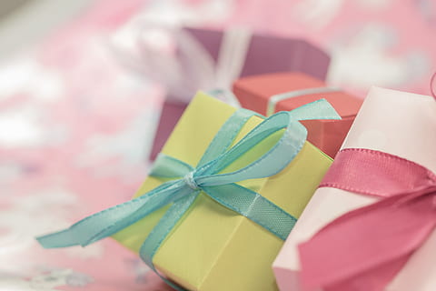selektiv, fokus fotografie, Grün, Box, Rosa, Oberfläche, Geschenk, gemacht, Paket, Schleife, Paketschleife, Weihnachten, Weihnachtsdekoration, geben, Advent, verpackt, Geschenkverpackung, Überraschung, Geschenke, Muttertag, Kindergeburtstag, Geburtstag, Dekoration, Freude, bunt, Farbe, Band, Feier, Band - Nähartikel, Bogen, Papier-, gebundener Bogen, Geschenkbox, Geschenkpapier, Kasten - Behälter, Nahansicht, mehrfarbig, Urlaub, drinnen, Jahrestag, keine Leute, 4K, CC0, gemeinfrei, lizenzfrei