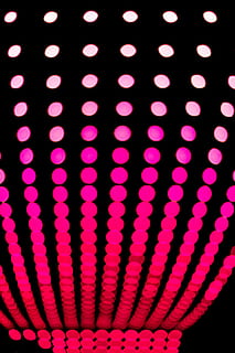 schwarz, Rosa, Tapete, Licht, Punkte, Kreis, runden, dunkel, beleuchtet, Muster, Lichtanlage, keine Leute, drinnen, Hintergründe, pinke Farbe, Elektrizität, Vollbild, Nahansicht, Technologie, Nacht-, schwarzer Hintergrund, glühend, gestalten, Design, abstrakt, mehrfarbig, in einer Reihe, Nachtleben, elektrische Lampe, 5K, CC0, gemeinfrei, lizenzfrei
