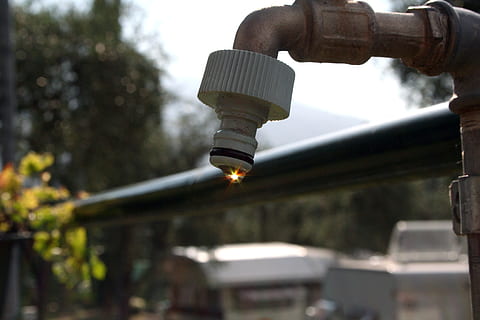 musluk, Güneş, yansıma, damlama, Su, su bağlantısı, Gardena, Bahçe, su borusu, ön plana odaklanmak, aydınlatma ekipmanı, kapatmak, doğa, gün, taşımacılık, seçici odak, açık havada, insansız, yapılı yapı, ulaşım modu, düşük açılı görünüş, mimari, kara taşıtı, teknoloji, gökyüzü, cam malzemesi, ampul, çevre, 2K, CC0, kamu malı, telif ücretsiz