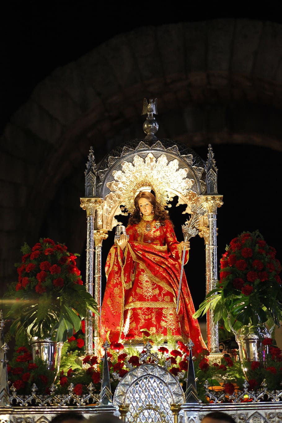 santa eulàlia, merida, espanya, arquitectura, estàtua, creença, religió, representació humana, escultura, representació, espiritualitat, art i artesania, estructura construïda, lloc de culte, edifici, semblança masculina, creativitat, il·luminat, cap gent, semblança femenina, vista d’angle baix, artesania, ornamentat, altar, 5K