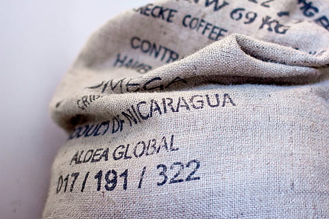 branco, Preto, saco de saco, aldea, global, saco, serapilheira, café, feijões, texto, finança, papel, fechar-se, ninguém, jornal, fundo branco, dentro de casa, tinta, dia, roteiro ocidental, comunicação, focar em primeiro plano, falência, recessão, foco seletivo, têxtil, caridade e trabalho de ajuda, tristeza, roupas, mensagem, economia, desemprego, problemas sociais, depressão - tristeza, limpar \ limpo, 5K, CC0, domínio público, royalty free