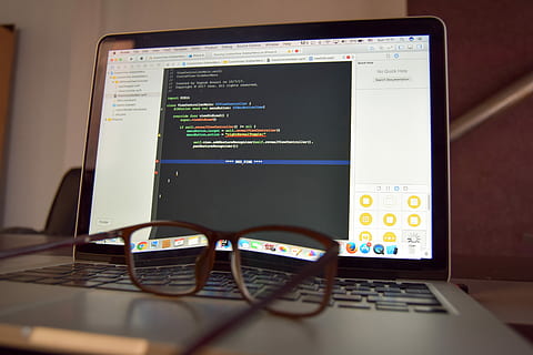 Redpine co, fermer, photo, noir, macbook, pro, ordinateur, des lunettes, lunettes, écran, travail, bureau, lieu de travail, Redpine, La technologie, la communication, Technologie sans fil, lien, l'Internet, portable, réseau informatique, affaires, moniteur d'ordinateur, la finance, Les données, personne, dispositif d'information portable, table, diagramme, équipement informatique, à l'intérieur, interface utilisateur graphique, 5K, CC0, domaine public, libre de droits