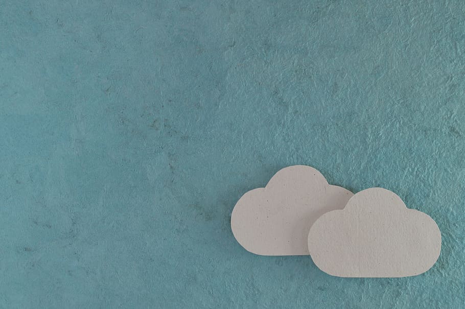 dos, decoració de núvols, fons, plantilla, núvol, decoració, fet a mà, cel, textura, blau, blanc, neutral, buit, artesanies, ombra, suau, forma del cor, amor, cap gent, còpia espai, emoció positiva, emoció, primer pla, Color blanc, a l'interior, natura morta, grup d'objectes, vista d’angle alt, dos objectes, fons de colors, menjar i beguda, dia de Sant Valentí: vacances, naturalesa, forma, tir de l'estudi, fons blau, 5K