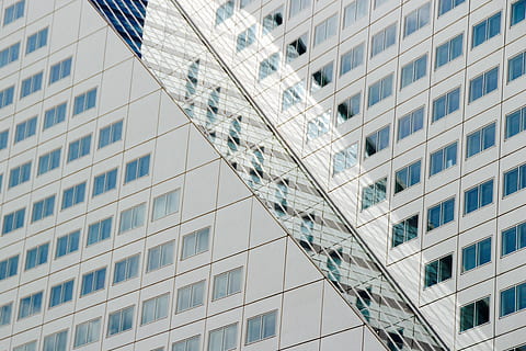 foto, bianca, calcestruzzo, edifici, lato, grattacielo, costruzione, facciata, riflessione, architettura, finestra, bicchiere, geometria, specchio, symetry, esterno dell'edificio, struttura costruita, città, Inquadratura dal basso, edificio per uffici esterno, vetro - materiale, ufficio, moderno, giorno, nessuno, fotogramma intero, all'aperto, natura, attività commerciale, sfondi, 4K, CC0, dominio pubblico, privo di copyright