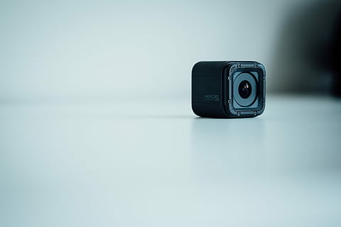 selektiv, fokus fotografering, gopro session, overfladisk, sort, action kamera, Bliv professionel, bord, kamera, hvid, teknologi, kamera - fotografisk udstyr, fotografering temaer, kopiere plads, indendørs, enkelt objekt, objektiv - optisk instrument, fotografisk udstyr, ingen mennesker, overvågningskamera, sort farve, digitalt kamera, sikkerhed, stilleben, fokus på forgrunden, murbygningsfunktion, overvågning, tæt på, dag, 4K, CC0, offentligt domæne, royaltyfrie