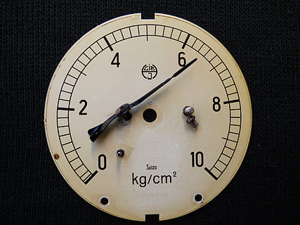 Platte, Quadrant, Nadel, Manometer unscharf geschaltet, Zeit, Uhr, Nummer, Richtigkeit, Minutenzeiger, Ziffernblatt, schwarzer Hintergrund, Nahansicht, Stunden Zeiger, keine Leute, Instrument der Zeit, Uhrzeiger, drinnen, Geometrische Figur, Kreis, Messinstrument, gestalten, einzelnes Objekt, sehen, Studioaufnahme, Wanduhr, 4K, CC0, gemeinfrei, lizenzfrei