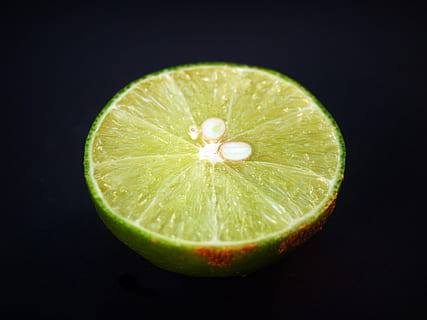 Citron, skive, grøn, hel, hvid, blad, citrus, frugt, tæt på, isolerede, moden, løv, ingen, tropisk, studie, fuld, halvt, afsnit, skære, plante, baggrund, afdeling, natur, mad, rå, sund kost, velvære, mad og drikke, sort baggrund, studio skud, friskhed, indendørs, tværsnit, enkelt objekt, ingen mennesker, citrus frugt, grøn farve, skåret ud, farvet baggrund, sund livsstil, snack, antioxidant, renhed, 2K, CC0, offentligt domæne, royaltyfrie