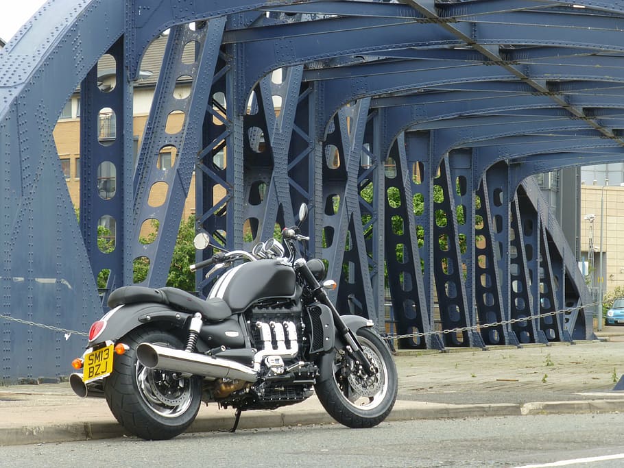 creuer, lowrider, personalitzat, moto, motor, bicicleta, chopper, guai, crom, picat, transport, manera de transport, vehicle terrestre, dia, estructura construïda, aparcament, arquitectura, estacionari, scooter, a l'aire lliure, carretera, viatjar, ciutat, cap gent, naturalesa, vista lateral, automòbil, exterior de l'edifici, motoneta, roda, 4K