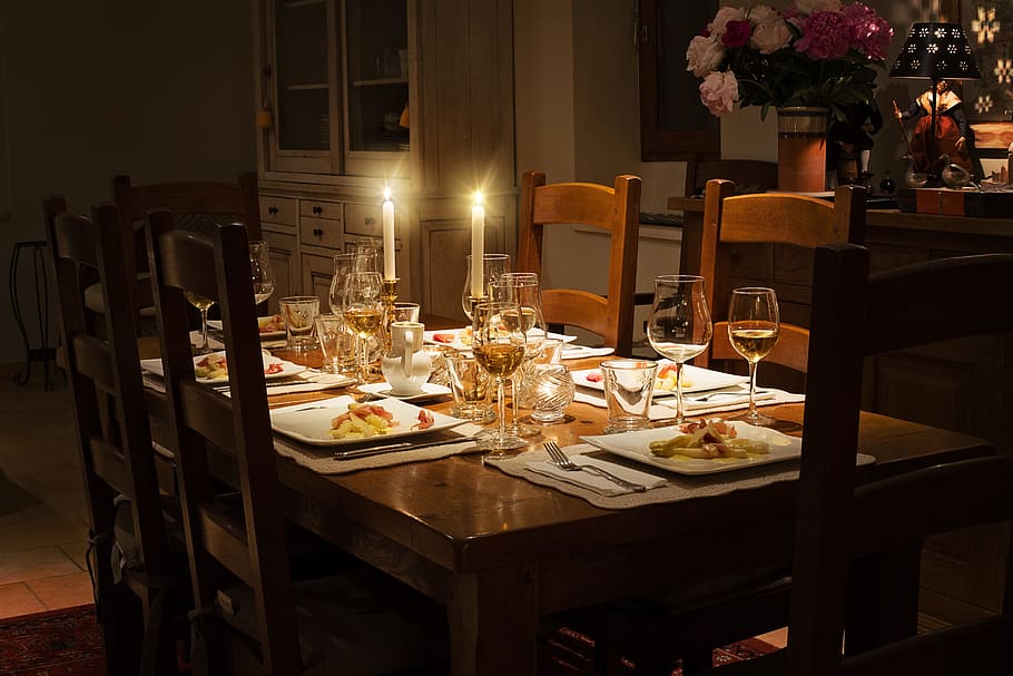 foto, formale, cena, ambientazione, tavolo da pranzo, tavolo da pranzo elegante, tavolo, elegante, piatto, celebrazione, interno, cenare, stoviglie, candele, cibo e bevande, mobilia, bicchiere, cibo, bicchiere di vino, alcool, posto a sedere, attrezzature domestiche, sedia, in casa, vino, nessuno, freschezza, bere, rinfresco, assenza, bottiglia, pasto, 5K