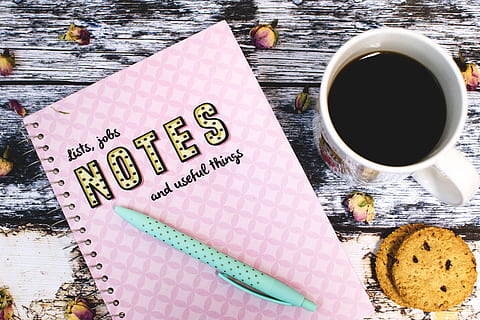rosa, notes, teal click pen, Pròxim, blanc, ceràmica, tassa, cafè, quadern, bolígraf, cookie, menjar, beure, fusta, taula, relaxa't, text, menjar i beguda, tassa de cafè, cafè - beguda, refresc, cap gent, directament a sobre, comunicació, vista d’angle alt, frescor, color rosa, cafè negre, guió occidental, natura morta, missatge, 5K, CC0, domini públic, lliure de regalies