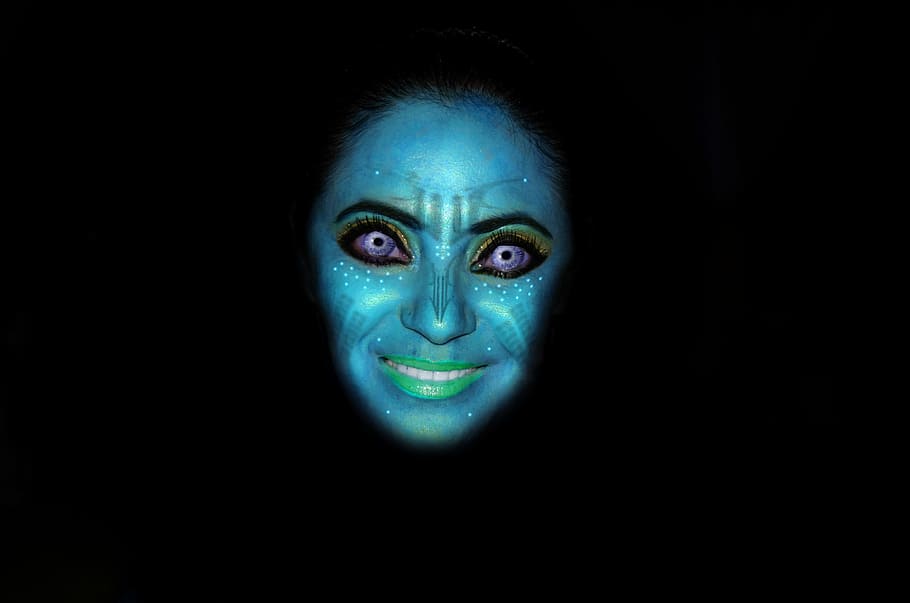 ženská tvář, avatar, maska, tvář, ženy, dívej se, modrý, modrá tvář, photoshop, žáků, portrét, Kočkovitý, zacházení, žena, oči, při pohledu na fotoaparát, černé pozadí, čelní pohled, pouze jedna žena, pouze ženy, studio shot, střela do hlavy, mladého dospělého, jedna osoba, uvnitř, část těla, kopie prostor, světlo - přírodní jev, dospělý, tajemství, část lidského těla, temný, lidská tvář, krásná žena, digitální kompozitní, 4K