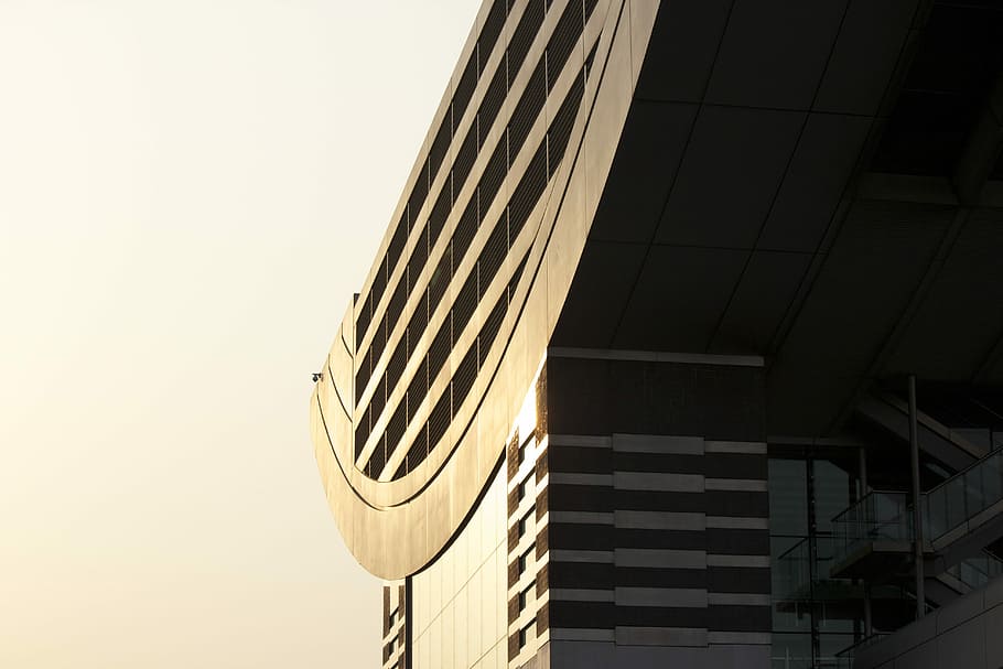 façana, sostre, modern, edifici, brillant, llum solar, angle baix, de gran alçada, arquitectura, arquitecte, estructura, banda, negocis, gratacels, ciutat, posta de sol, construcció, forma de u, estructura construïda, exterior de l'edifici, vista d’angle baix, cel, cap gent, naturalesa, a l'aire lliure, exterior d’edifici d’oficines, dia, oficina, patró, cel clar, finestra, còpia espai, escala, 5K