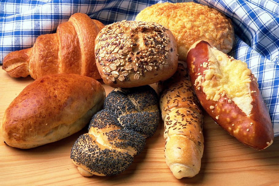 enfornar, pans, marró, superfície, pa, rodar, cruixent, deliciós, menjar, menjar i beguda, frescor, a l'interior, benestar, al forn, alimentació saludable, primer pla, llest per menjar, cap gent, llesca de pa, taula, natura morta, bun, vista d’angle alt, menjar francès, botiga, indulgència, berenar, esmorzar, pa marró, 2K