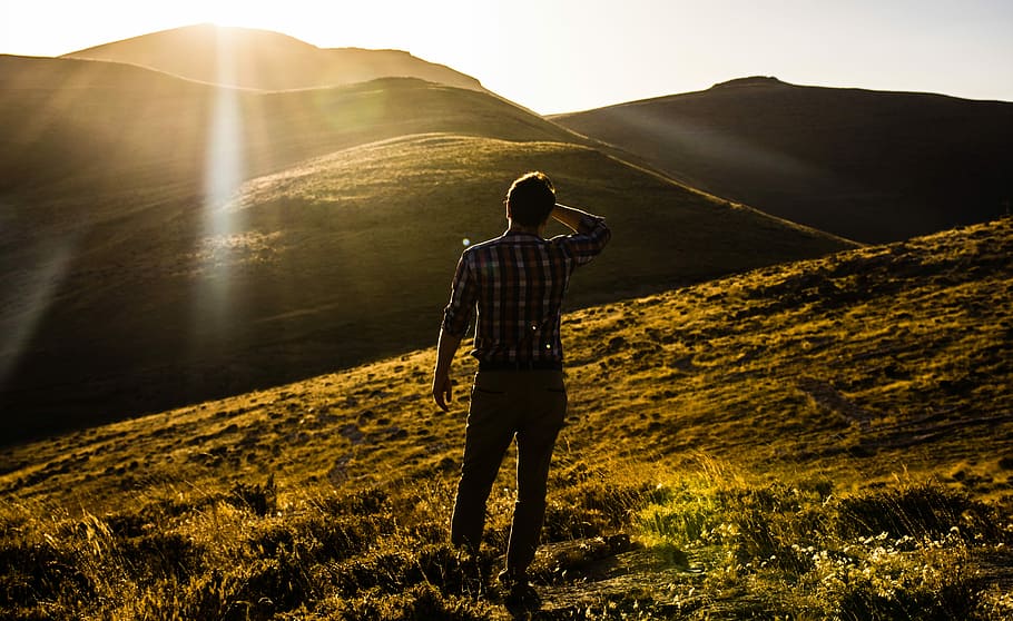 uomo, in piedi, montagna, giorno, uomini, all'aperto, persone, una persona, natura, adulto, scena rurale, tramonto, etnia caucasica, maschi, a piedi, stili di vita, luce del sole, copia spazio, paesaggio, solo un uomo, campo, scena non urbana, giovane adulto, Solo uomini, solo adulti, retrovisore, lunghezza intera, bellezza nella natura, scenics - natura, cielo, ambiente, attività di svago, terra, a distanza, riflesso lente, 5K