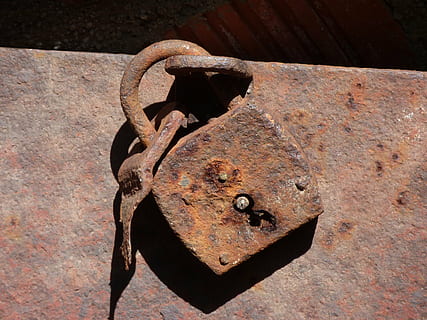 lucchetto, vecchio, arrugginito, vicino, chiuso, proibito, ferro, metallo, avvicinamento, intemperie, corri giù, nessuno, luce del sole, giorno, abbandonato, danneggiato, declino, ferro - metallo, deterioramento, obsoleto, natura, all'aperto, ombra, 4K, CC0, dominio pubblico, privo di copyright