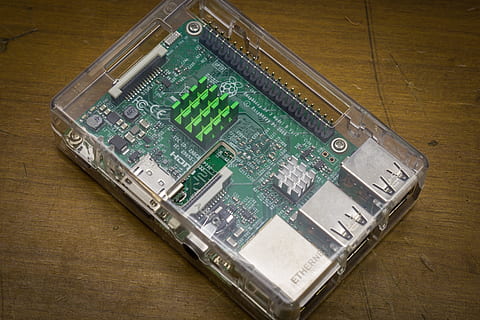 CPU, semi-conducteur, silicium, ordinateur, carte mère, transistor, microprocesseur, électronique, La technologie, Industrie électronique, puce informatique, industrie, circuit imprimé, à l'intérieur, équipement informatique, personne, table, couleur verte, fermer, bois - matériau, équipement, lien, partie informatique, vue grand angle, affaires, nombre, la communication, composant électrique, 5K, CC0, domaine public, libre de droits