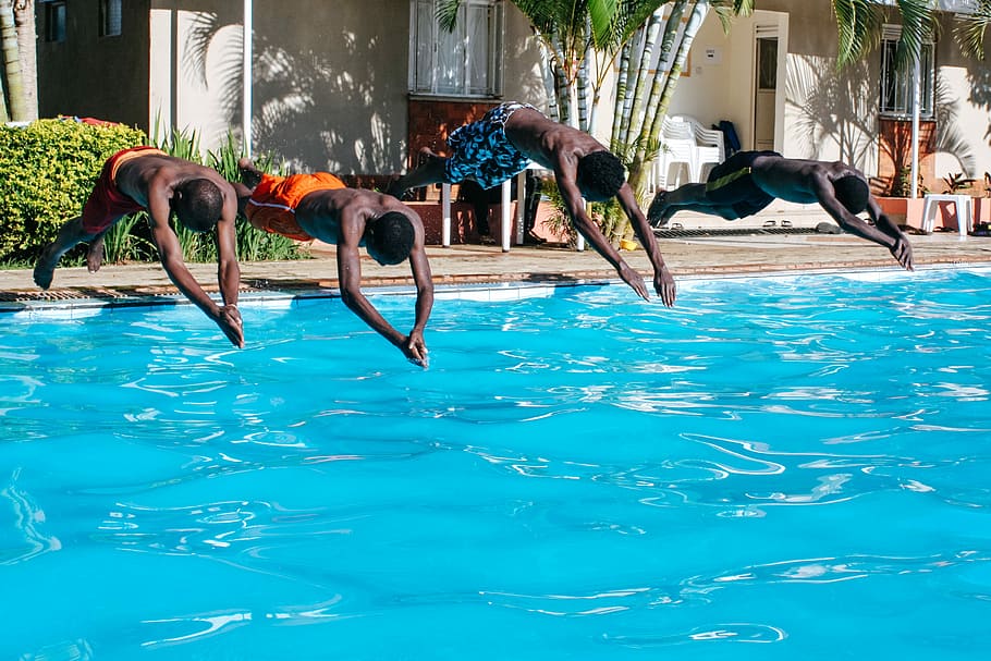 fire, herrer, dykning, pool, dykke, hoppe, svømning, springe, person, svømme, dreng, vand, sommer, mand, blå, solskin, lyse, hed, ung, han-, afro amerikaner, sort, ungdom, svømmepøl, pattedyr, dag, indenlandske, husdyr, kæledyr, natur, havnefronten, livsstil, bevægelse, solrig, udendørs, hunde, turkisfarvet, 2K