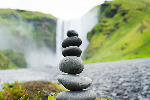 pietra di cairn, skogafoss, cascate, Islanda, grigio, pietra, cascata, giorno, roccia, equilibrio, pila, livello, fiore, terra, In tutto il mondo, mondo, stimolante, sfida, raggruppamento, gruppo, collab, solido, pietra - oggetto, zen, la tranquillità, natura, roccia - oggetto, nessuno, scena tranquilla, bellezza nella natura, pianta, ciottolo, acqua, scenics - natura, concentrarsi sulle conoscenze acquisite, all'aperto, ordine, 5K, CC0, dominio pubblico, privo di copyright