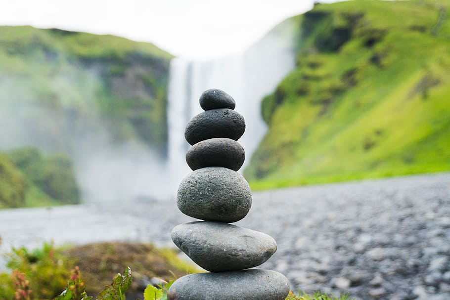pietra di cairn, skogafoss, cascate, Islanda, grigio, pietra, cascata, giorno, roccia, equilibrio, pila, livello, fiore, terra, In tutto il mondo, mondo, stimolante, sfida, raggruppamento, gruppo, collab, solido, pietra - oggetto, zen, la tranquillità, natura, roccia - oggetto, nessuno, scena tranquilla, bellezza nella natura, pianta, ciottolo, acqua, scenics - natura, concentrarsi sulle conoscenze acquisite, all'aperto, ordine, 5K