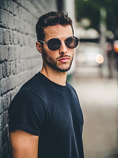 uomo, in piedi, accanto, muro di costruzione, indossare, nero, t-shirt girocollo, grigio, incorniciato, occhiali da sole, mattone, parete, arte, telecamera, Prodotto, fotografia, colpo del prodotto, bokeh, popolare, backround, HD, moda, caldo, labbro, barba, peli del viso, feroce, modello, maschio, bicchieri, giovani uomini, giovane adulto, stili di vita, persone reali, abbigliamento casual, una persona, concentrarsi sulle conoscenze acquisite, di bell'aspetto, uomini, attività di svago, gente meravigliosa, all'aperto, ritratto, 5K, CC0, dominio pubblico, privo di copyright