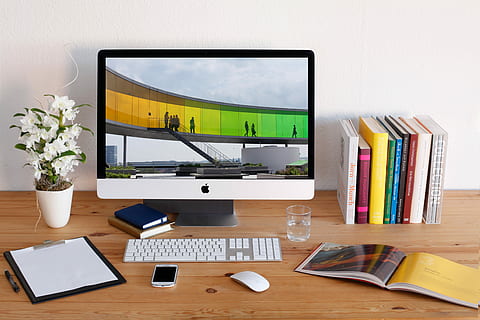 imac encendido, junto a, libros, escritorio, lugar de trabajo, imac, creativo, pantalla, computadora, manzana, diseño, ratón, teclado, sin cable, mesa, comunicación, teléfono inteligente, catálogos, aros, tecnología, mueble, equipo de computadora, monitor de computadora, adentro, negocio, conexión, nadie, tecnología inalámbrica, oficina, ratón de computadora, PC de escritorio, ordenador portátil, bolígrafo, 5K, CC0, dominio público, libre de derechos