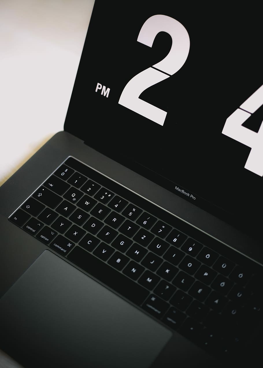 MacBook Pro, convertit, MacBook, pro, teclat, pantalla, ordinador, treballar, oficina, taula, escriptori, negre, temps, 2, pm, dos, negocis, mínim, objecte, disseny, producte, carta, nombre, comunicació, tecnologia, tecnologia sense fils, portàtil, connexió, a l'interior, teclat d’ordinador, alfabet, text, primer pla, equips informàtics, color negre, guió occidental, vista d’angle alt, dispositiu d’informació portàtil, cap gent, clau d’ordinador, 4K