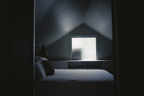 Weiß, Bettrahmen, neben, Dachfenster, weiße Matratze, Graustufen, Foto, Bett, dunkel, Innere, Fensterschatten, Fenster, drinnen, Wohnraum, keine Leute, die Architektur, modern, Wandbau - Funktion, Licht - natürliches Phänomen, leeren, Bodenbelag, Tag, Schlafzimmer, Möbel, Wohngebäude, Gebäude, Abwesenheit, Hotel, Jalousie, Entspannung, Nacht-, Lebensstile, Leinen-, Hauptschaukasteninnenraum, Luxus, 4K, CC0, gemeinfrei, lizenzfrei