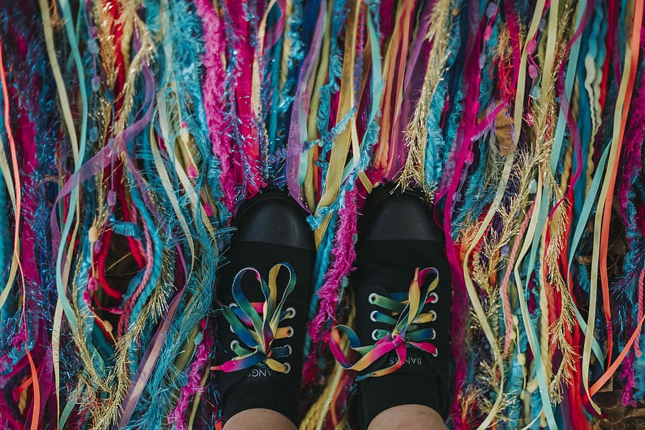 persona, indossare, paio, nero, sneakers basse, in piedi, multicolore, cinghie, mostrando, scarpe da ginnastica, stringhe, colore, lacci, arcobaleno, parte del corpo umano, gamba umana, scarpa, sezione bassa, parte del corpo, una persona, prospettiva personale, stili di vita, persone reali, persona irriconoscibile, vista dall'alto, avvicinamento, donne, in casa, moda, adulto, piede umano, arto umano, accessorio personale, 5K