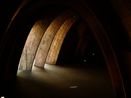 korridor, skygge, mørk, indre, arkitektur, væg, hal, vinduer, mursten, kælder, vinkælder, træ - materiale, vingård, vin, bue, indendørs, bygget struktur, ingen mennesker, vejen frem, i en række, bygning, fravær, arkade, tunnel, dag, retning, tom, natur, belyst, gammel, arkitektoniske kolonne, loft, beton, 2K, CC0, offentligt domæne, royaltyfrie