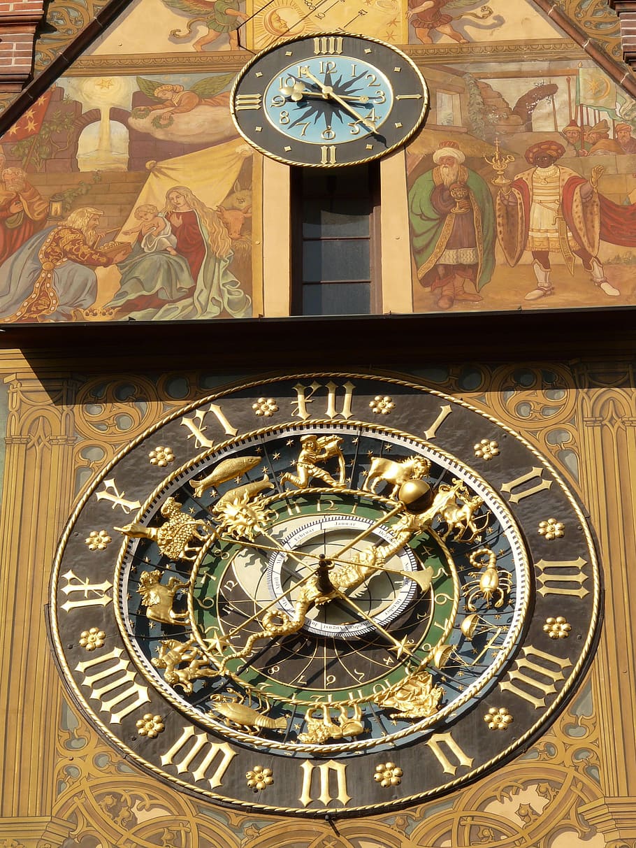 zegar astronomiczny, czas czas, zegar, czas, data, dzień, miesiąc, rok, zodiak, pierścień zodiaku, isaak habrecht, fazy księżyca, ulm, Ratusz, horologia, zegarmistrz, Wybierz, wskaźnik, czas wskazujący, pory roku, wschód słońca, zachód słońca, zaćmienie Słońca, złoty kolor, tarcza zegara, zegarek, cyfra rzymska, żadnych ludzi, instrument czasu, architektura, rzymski, wieża zegarowa, historia, przeszłość, Wskazówka minutowa, ozdobny, znak astrologii, przestrzeń, niski kąt widzenia, wieża, astronomia, zegar ścienny, 2K