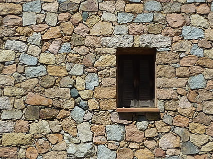 ventana, corso, pared, estructura construida, arquitectura, día, edificio, nadie, exterior del edificio, Pared de piedra, casa, al aire libre, pared - característica de la construcción, texturizado, sólido, forma, luz del sol, forma geometrica, modelo, naturaleza, fotograma completo, 1080P, CC0, dominio público, libre de derechos